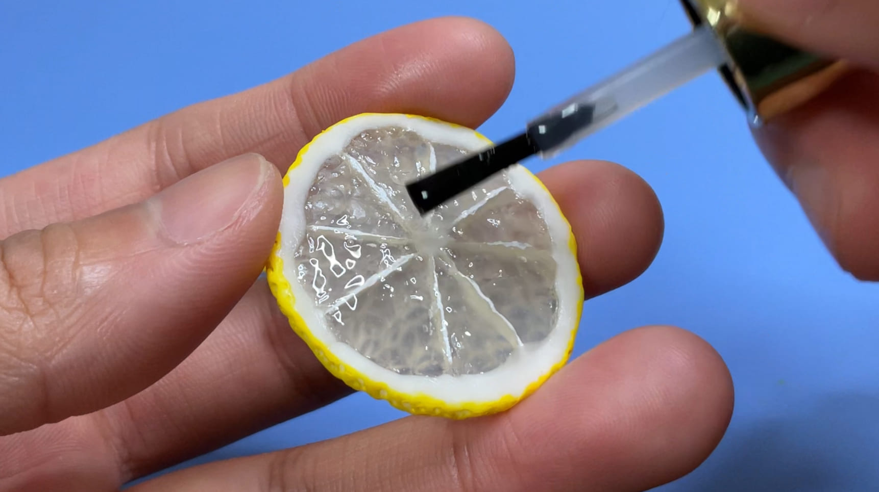 乾くと透明になる粘土「すけるくん」を使ってレモンの輪切りを作った